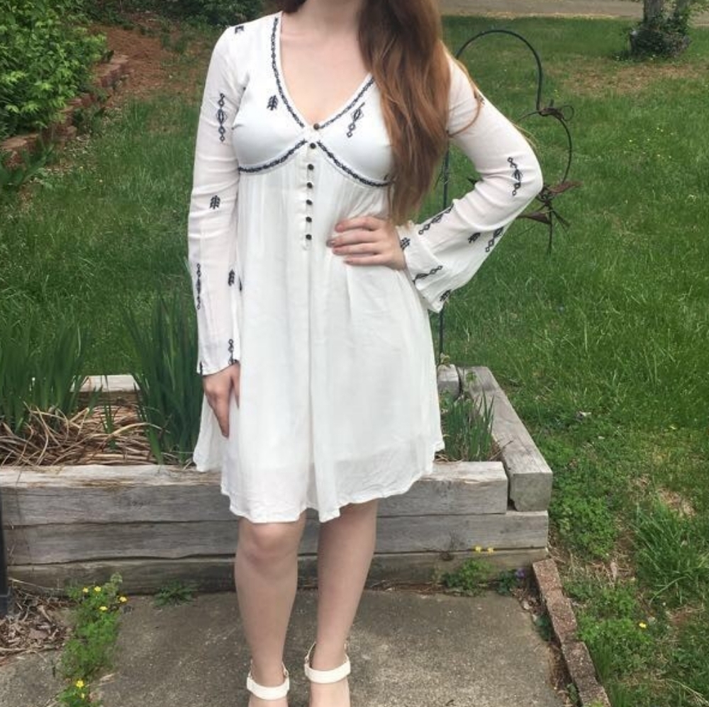 ❤️‍🔥3 for $15 Gorgeous White dress with Navy Embroidery